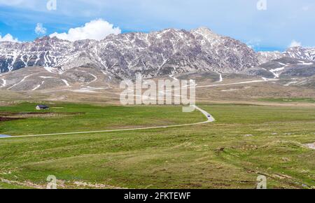 Panoramablick auf den Campo Imperatore und das Gran Sasso-Massiv im Nationalpark Gran Sasso. Abruzzen, Italien. Stockfoto