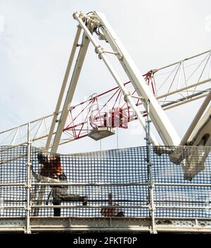 März 30. 2021. Bauarbeiter schließen während eines Betoneingießens im obersten Stockwerk. Neue Wohneinheiten bei 56-58 Beane St. Gosford. Baureihen. Stockfoto