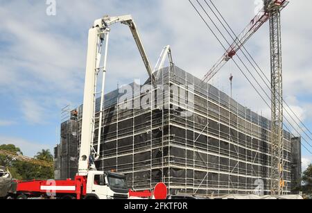 März 30. 2021. Betonboom-Pumpe liefert Material zum nächsten Stock auf der Neubaustelle bei 56-58 Beane St. Gosford. Baureihen. Stockfoto