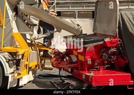 März 30. 2021. Concrete Truck Nahaufnahme der Materialzugabe an eine Boom-Pumpe auf der neuen Baustelle bei 56-58 Beane St Gosford. Teil einer Serie. Stockfoto