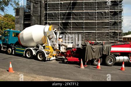 März 30. 2021. Concrete Truck liefert Material zu einer Boom-Pumpe auf neuen Wohneinheiten entwickelt bei 56-58 Beane St. Gosford. Fotoserien werden gebaut. Stockfoto