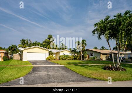 Hollywood, FL, USA - 3. Mai 2021: Fotoserie von Einfamilienhäusern in Hollywood Hills Stadtteilen Florida USA Stockfoto