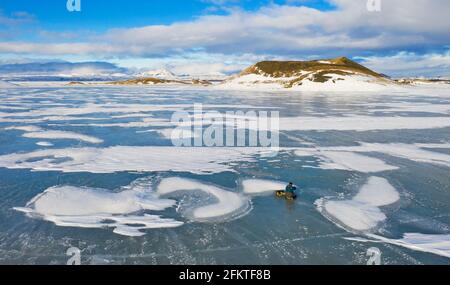Luftaufnahme des eisigen Myvatn-Sees und Fotograf im Winter, Reykjahlid, Nordurland Eystra, Island, Nordeuropa Stockfoto