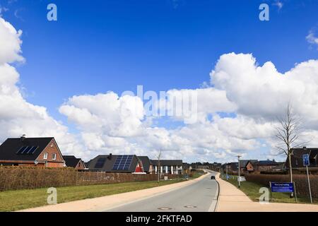 Schleswig, Deutschland. April 2021. Verschiedene Häuser einer Wohnsiedlung mit Einfamilienhäusern und Doppelhäusern in einem Wohngebiet am Stadtrand von Schleswig. Quelle: Christian Charisius/dpa/Alamy Live News Stockfoto