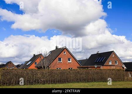 Schleswig, Deutschland. April 2021. Verschiedene Häuser einer Wohnsiedlung mit Einfamilienhäusern und Doppelhäusern in einem Wohngebiet am Stadtrand von Schleswig. Quelle: Christian Charisius/dpa/Alamy Live News Stockfoto