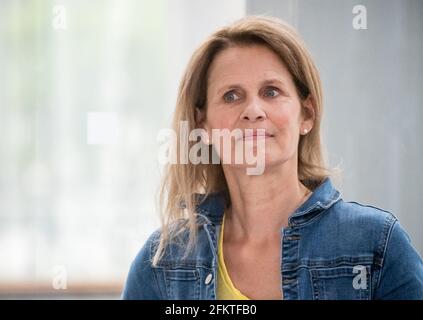 Berlin, Deutschland. Mai 2021. Katrin Müller-Hohenstein, Sportmoderatorin beim Zweiten Deutschen Fernsehen ZDF, nahm bei der Vorstellung der Sendung "die Berliner Rhein-Ruhr-Finals 2021" auf. In den beiden Regionen finden ab dem 3-6. Juni zahlreiche deutsche Meisterschaften im olympischen Sport statt. Quelle: Michael Kappeler/dpa/Alamy Live News Stockfoto