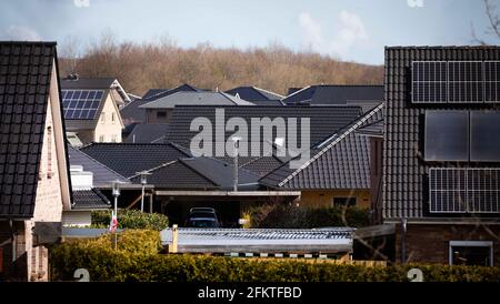 Schleswig, Deutschland. April 2021. Verschiedene Häuser einer Wohnsiedlung mit Einfamilienhäusern und Doppelhäusern in einem Wohngebiet am Stadtrand von Schleswig. Quelle: Christian Charisius/dpa/Alamy Live News Stockfoto