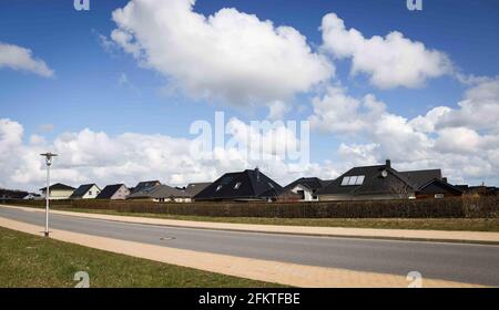 Schleswig, Deutschland. April 2021. Verschiedene Häuser einer Wohnsiedlung mit Einfamilienhäusern und Doppelhäusern in einem Wohngebiet am Stadtrand von Schleswig. Quelle: Christian Charisius/dpa/Alamy Live News Stockfoto