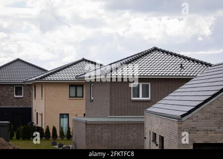 Schleswig, Deutschland. April 2021. Verschiedene Häuser einer Wohnsiedlung mit Einfamilienhäusern und Doppelhäusern in einem Wohngebiet am Stadtrand von Schleswig. Quelle: Christian Charisius/dpa/Alamy Live News Stockfoto