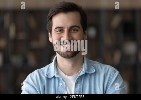 Kopfaufnahme Porträt lächelnd selbstbewusster Mann, der die Kamera anschaut Stockfoto