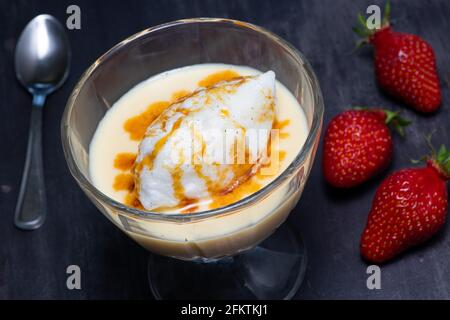 Verschneite Eier und Pudding Rezept auf schwarzem Hintergrund Stockfoto