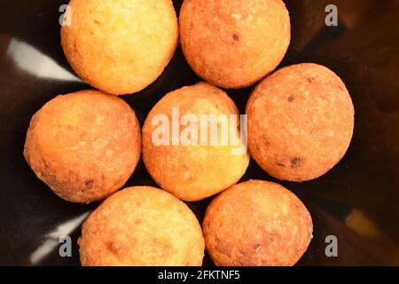 Köstliche appetitliche, kitschige Donuts, Nahaufnahme, auf einem schwarzen Keramikplatte. Stockfoto