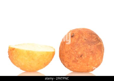 Ein ganzes und ein halb süß lecker appetitlich, Käse Donuts, close-up, auf weißem Hintergrund. Stockfoto