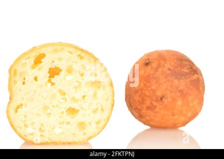 Ein ganzes und ein halb süß lecker appetitlich, Käse Donuts, close-up, auf weißem Hintergrund. Stockfoto