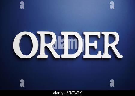 Sortieren Sie den Buchstaben auf blauem Hintergrund Stockfoto