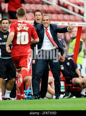 SWINDON V ROTHERHAM. MATT RITCHIE LÄUFT BEI MANAGER PAOLO DI CANIO NACH DEM TOR 1ST. 3/9/2011. BILD DAVID ASHDOWN Stockfoto