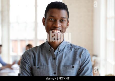 Porträt eines glücklichen jungen afroamerikanischen Mitarbeiters. Stockfoto