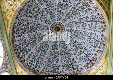 Istanbul, Türkei - 13. Mai 2013: Blick auf die verzierte Decke im Topkapi-Palast Stockfoto