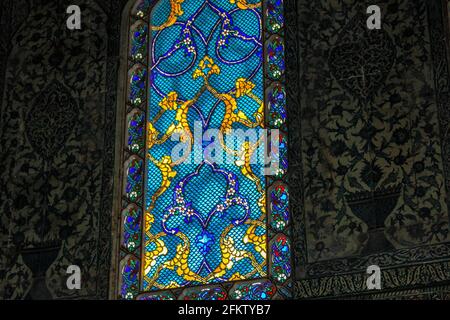 Istanbul, Türkei - 13. Mai 2013: Dekorierte Wand und Fenster im Topkapi-Palast Stockfoto