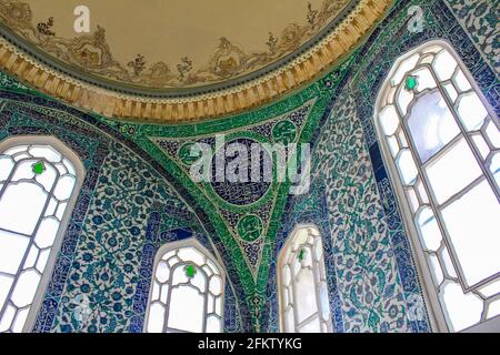 Istanbul, Türkei - 13. Mai 2013: Dekorierte Wände, Fenster und Decken im Topkapi-Palast Stockfoto