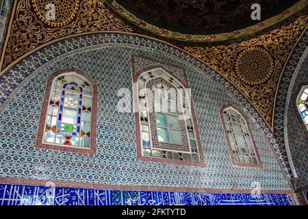 Istanbul, Türkei - 13. Mai 2013: Dekorierte Wände, Fenster und Decken im Topkapi-Palast Stockfoto