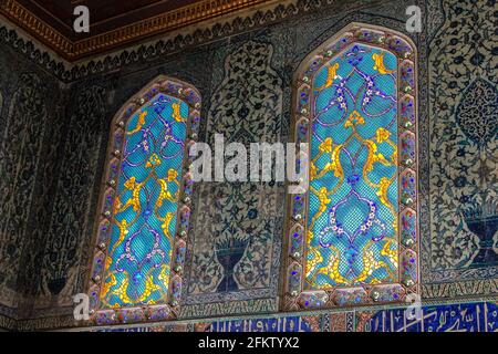Istanbul, Türkei - 13. Mai 2013: Dekorierte Wand und Fenster im Topkapi-Palast Stockfoto