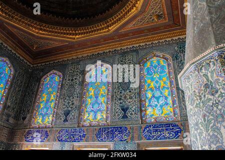 Istanbul, Türkei - 13. Mai 2013: Dekorierte Wände, Fenster und Decken im Topkapi-Palast Stockfoto