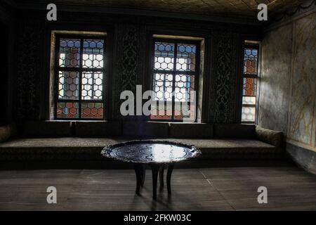 Istanbul, Türkei - 13. Mai 2013: Blick auf das Divan Sofa im Topkapi Palast Stockfoto