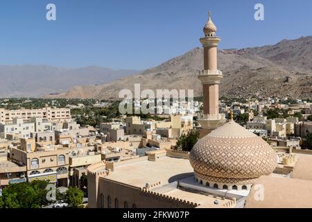 Die Al Qala'a Moschee vom Nizwa Fort aus gesehen. Region Ad Dakhiliyah, Oman Stockfoto