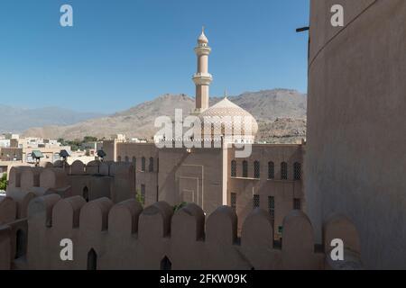 Die Al Qala'a Moschee vom Nizwa Fort aus gesehen. Region Ad Dakhiliyah, Oman Stockfoto