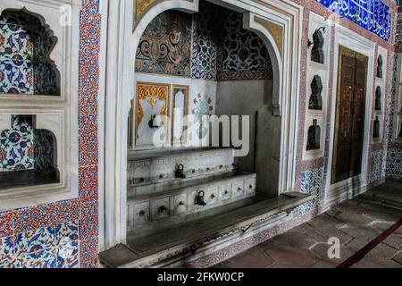 Istanbul, Türkei - 13. Mai 2013: Brunnendetail im Harem im Topkapi-Palast Stockfoto