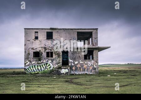 Der verlassene und verlassene Kontrollturm auf dem stillgelegten WW2 RAF Davidstow Airfield auf Bodmin Moor in Cornwall. Stockfoto