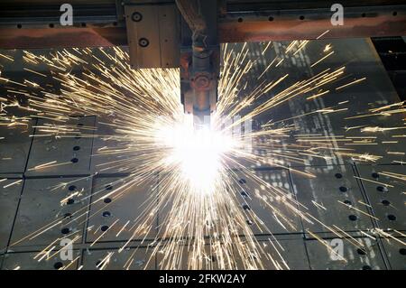 Technologischer Prozess des Schneidens von Blech auf einer Plasmaschneidemaschine mit numerischer Steuerung. Der Moment des Durchdrinkens von Metall. Stockfoto