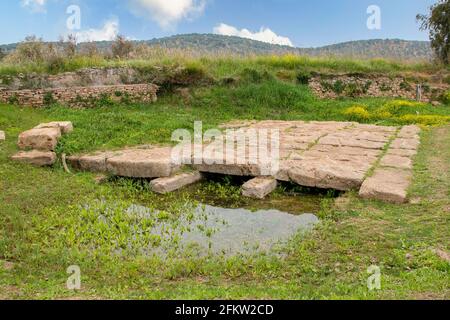 Die Steinbrücke in der archäologischen Stätte des Artemis-Tempels in Brauron (Vravrona) in Attica, Griechenland Stockfoto