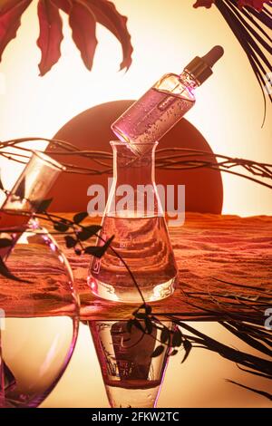 Feuchtigkeitsspendendes Serum in einer Tropfflasche. Vor dem Hintergrund einer dekorativen Wüstenlandschaft. Stockfoto