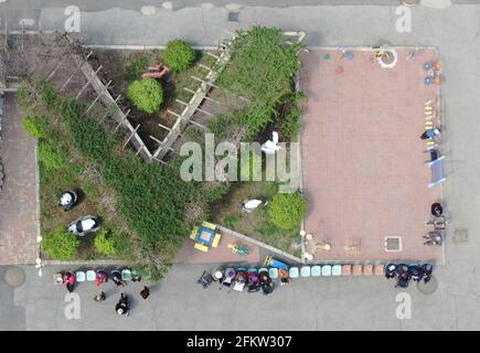 (210504) -- SHENYANG, 4. Mai 2021 (Xinhua) -- Luftfoto zeigt ältere Menschen, die sich auf dem Hof der Krankenpflege Tianzhushan in Shenyang, der Hauptstadt der nordöstlichen Provinz Liaoning, entspannen, 28. April 2021. Chen Si, 34, schloss sein Studium an der Harvard University ab. 2013 gab sie ihren Job an der Wall Street auf und kehrte in ihre Heimatstadt zurück. Und dann begann sie eine Vollzeitstelle als Direktorin eines Pflegeheims.Zuerst verstanden viele nicht, warum eine junge Dame wie sie eine solche Entscheidung traf und zweifelte, ob sie sich gut um ältere Menschen kümmern könnte. Es gibt fast 500 ältere Menschen Stockfoto