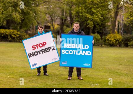 Musselburgh, Großbritannien. 04. Mai 2021 im Bild: Douglas Ross, der Vorsitzende der schottischen Konservativen, wird in der letzten Woche, in der er sich für die schottischen Parlamentswahlen einsetzt, von der ehemaligen Führerin Ruth Davidson begleitet. Kredit: Rich Dyson/Alamy Live Nachrichten Stockfoto