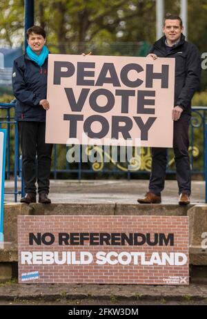 Musselburgh, Großbritannien. 04. Mai 2021 im Bild: Douglas Ross, der Vorsitzende der schottischen Konservativen, wird in der letzten Woche, in der er sich für die schottischen Parlamentswahlen einsetzt, von der ehemaligen Führerin Ruth Davidson begleitet. Kredit: Rich Dyson/Alamy Live Nachrichten Stockfoto