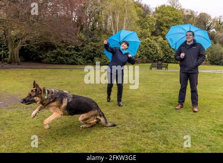 Musselburgh, Großbritannien. 04. Mai 2021 im Bild: Douglas Ross, der Vorsitzende der schottischen Konservativen, wird in der letzten Woche, in der er sich für die schottischen Parlamentswahlen einsetzt, von der ehemaligen Führerin Ruth Davidson begleitet. Kredit: Rich Dyson/Alamy Live Nachrichten Stockfoto