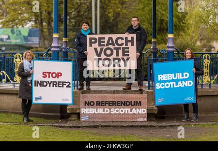 Musselburgh, Großbritannien. 04. Mai 2021 im Bild: Douglas Ross, der Vorsitzende der schottischen Konservativen, wird in der letzten Woche, in der er sich mit den lokalen Kandidaten Marie-Clair Munro und Rebecca Fraser für die schottischen Parlamentswahlen einsetzt, von der ehemaligen Führerin Ruth Davidson begleitet. Kredit: Rich Dyson/Alamy Live Nachrichten Stockfoto