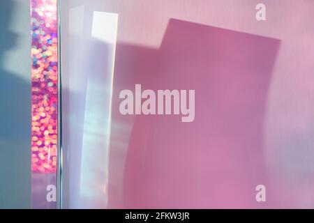 Abstrakter geometrischer Hintergrund mit Prisma, Bokeh, rosa und blauen Schatten Stockfoto