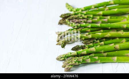 Frischer Spargel auf weißem Hintergrund mit Kopierfläche Stockfoto