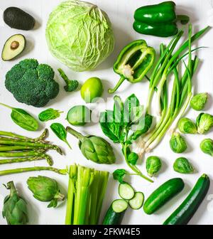 Grünes Gemüse und Obst auf weißem Hintergrund. Frische Bio-Produkte. Gesunde Ernährung. Draufsicht Stockfoto