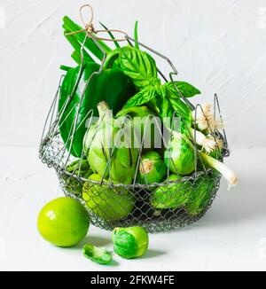 Grünes Gemüsesortiment im Drahtkorb Stockfoto