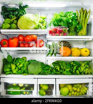 Frisches Gemüse und Obst im Kühlschrank. Stockfoto