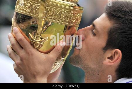 WIMBLEDON 2011 MEN'S S FINALE NOVAK DJOKOVIC SCHLÄGT RAFAEL NADEL. 1/7/2011. BILD DAVID ASHDOWN Stockfoto