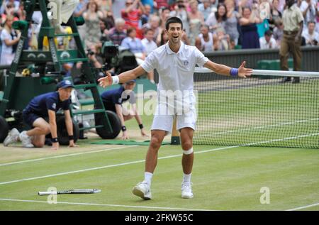 WIMBLEDON 2011 MEN'S S FINALE NOVAK DJOKOVIC SCHLÄGT RAFAEL NADEL. 1/7/2011. BILD DAVID ASHDOWN Stockfoto