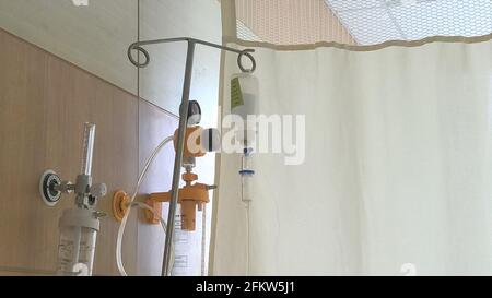 Infusionsständer oder Ständer für Kochsalzflaschen für den medizinischen Gebrauch im Krankenhaus Stockfoto