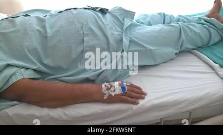 Hand mit peripheren intravenösen Kanülen oder Kathetern Stockfoto