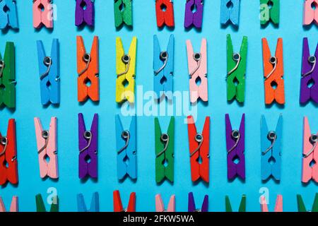 Kleine Wäscheklammern auf einem blauen Tisch. Stockfoto